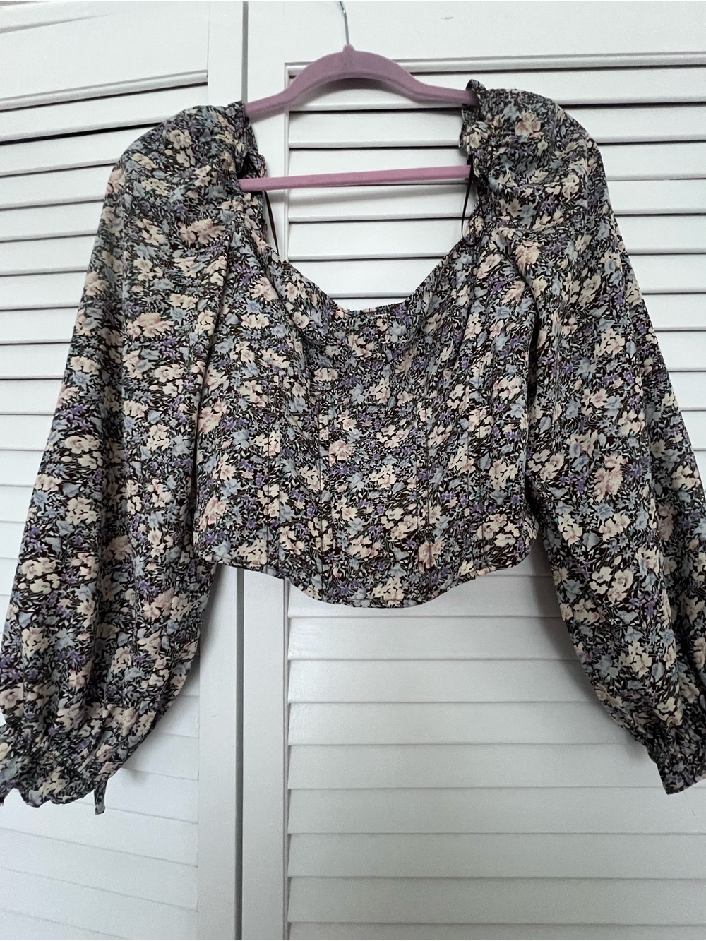 ASTR Floral Puff-Sleeve Cropped Top - Black Floral S